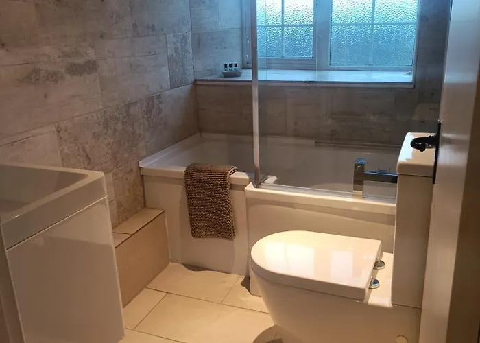 Cozy 3 Bed Cottage In Harrogate With Free Parking And Strong Wifi *